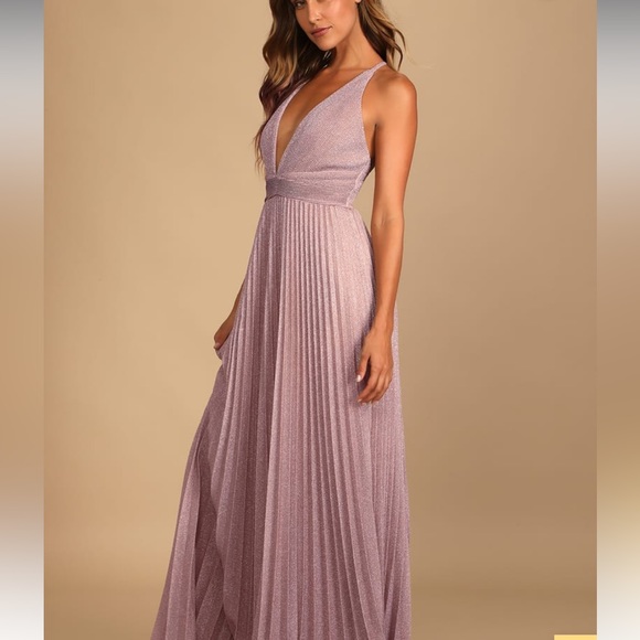 Beautiful long gown pleated material - Picture 3 of 5